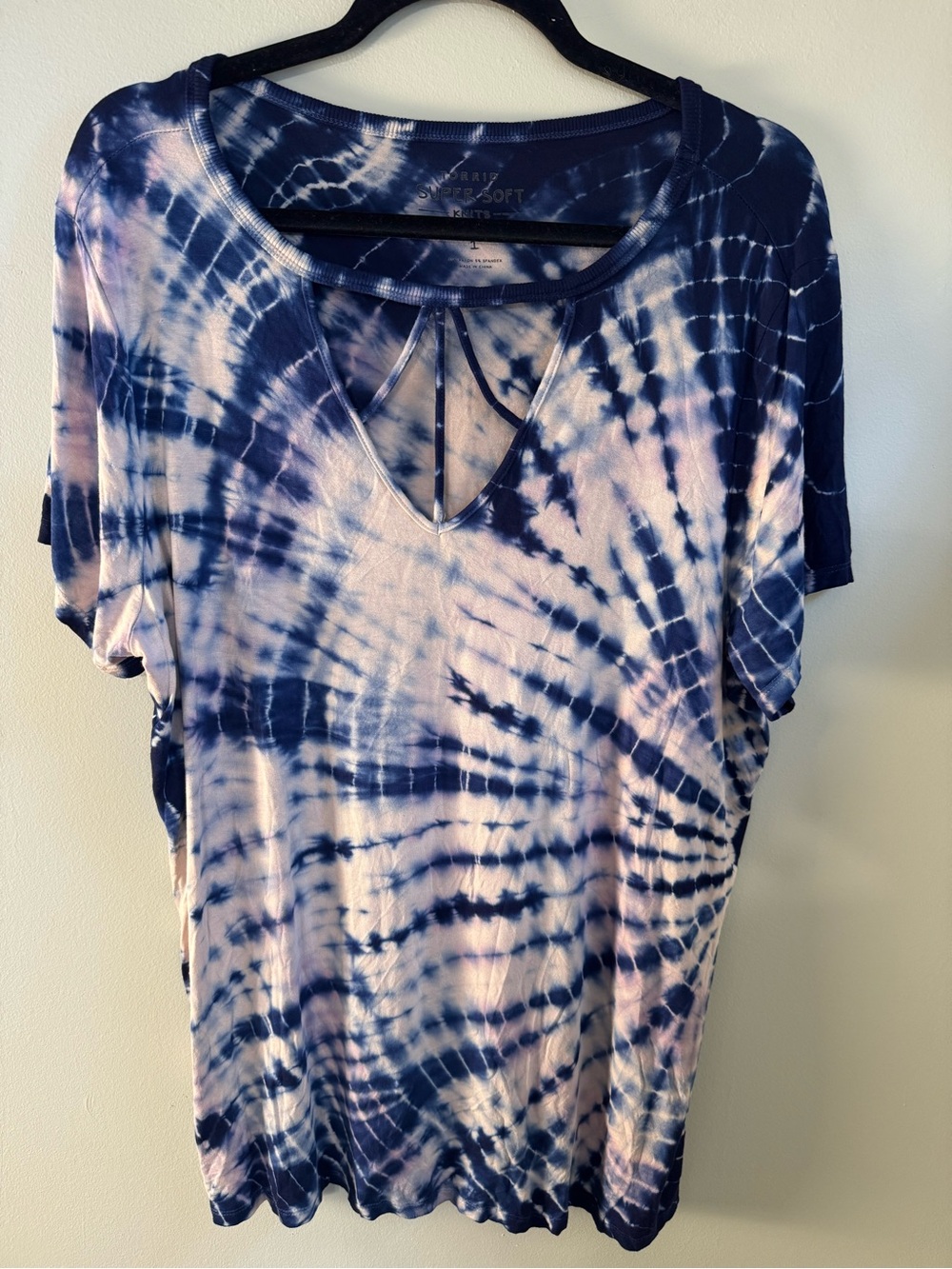 TORRID Women's Super Soft Tie Dye TOP T-Shirt Blue White Keyhole Neck Size 1X